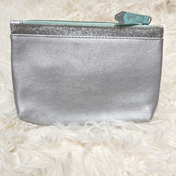 Ipsy Glam Bag Limited-Edition December 2017 Pretty Festive Glitter Silver Blue - Picture 2 of 2